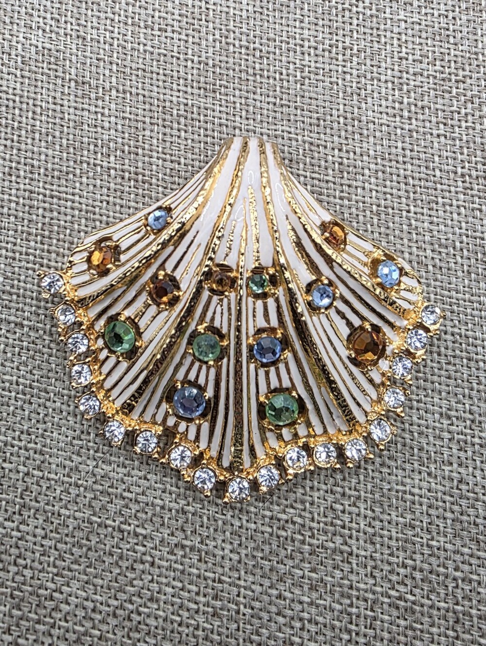 Vintage Ivana Gold-Tone Shell Brooch - Elegant Women's Pendant/Brooch
